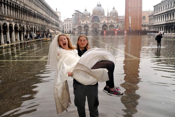 Жених с невестой на руках во время наводнения в Венеции  - Sputnik Армения