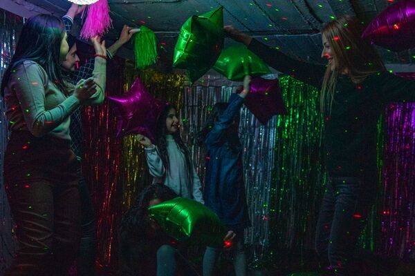 По стопам Ван Гога и Никола Пашиняна — ереванцам теперь есть где оторваться - Sputnik Армения