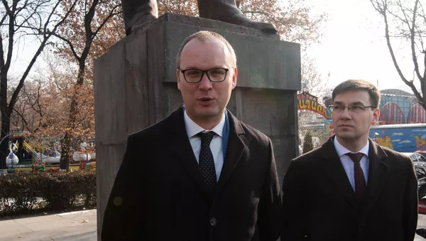 Алексей Сандыков и Павел Курочкин (справа) во время возложенив цветов к памятнику Александра Грибоедова (15 января 2020). Еревaн - Sputnik Армения