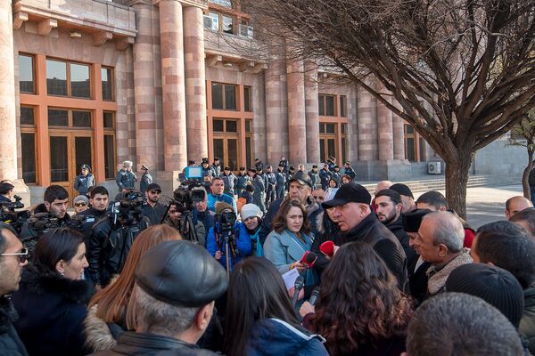 Баллы вывели таксистов на улицу: у правительства Армении идет акция протеста Баллы вывели таксистов на улицу: у правительства Армении идет акция протеста - Sputnik Армения
