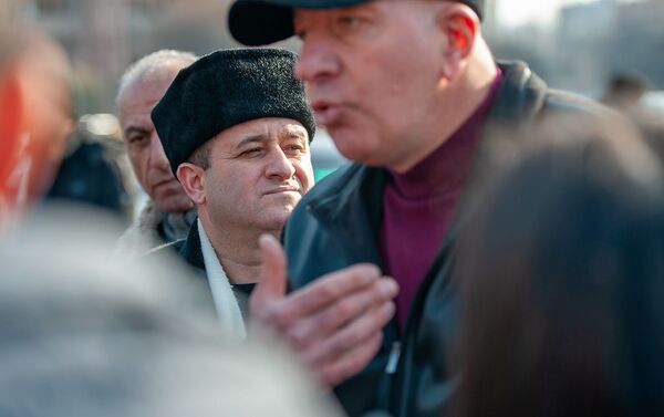 Геворг Ованнисян наблюдает за акцией протеста водителей на площади Республики (15 января 2020). Еревaн - Sputnik Армения