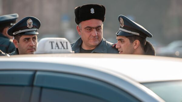 Полицейские во время акции протеста водителей на площади Республики (15 января 2020). Еревaн - Sputnik Արմենիա