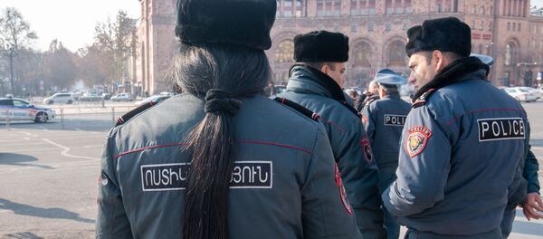 Полицейские во время акции протеста водителей на площади Республики (15 января 2020). Еревaн - Sputnik Արմենիա