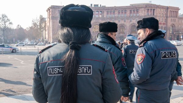 Полицейские во время акции протеста водителей на площади Республики (15 января 2020). Еревaн - Sputnik Армения