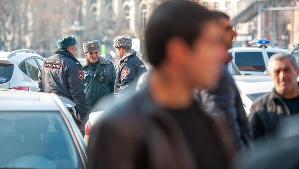 Полицейские во время акции протеста водителей на площади Республики (15 января 2020). Еревaн - Sputnik Արմենիա