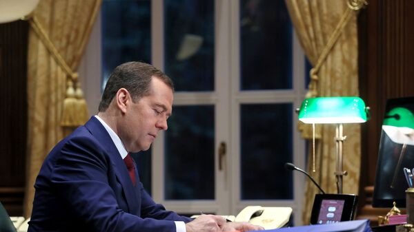 Председатель правительства РФ Дмитрий Медведев в рабочем кабинете в подмосковной  резиденции Горки. - Sputnik Армения
