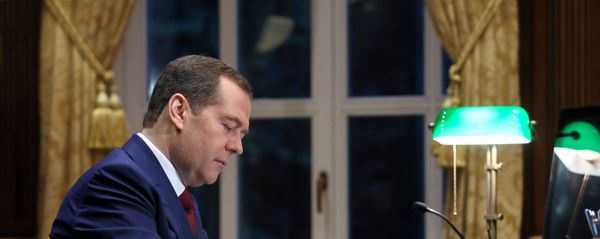 Председатель правительства РФ Дмитрий Медведев в рабочем кабинете в подмосковной  резиденции Горки. - Sputnik Արմենիա