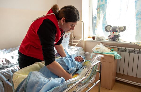 Вы не знаете Люду? В Маралике принимали роды, достойные Гиннесса - роддом хотят закрыть - Sputnik Армения