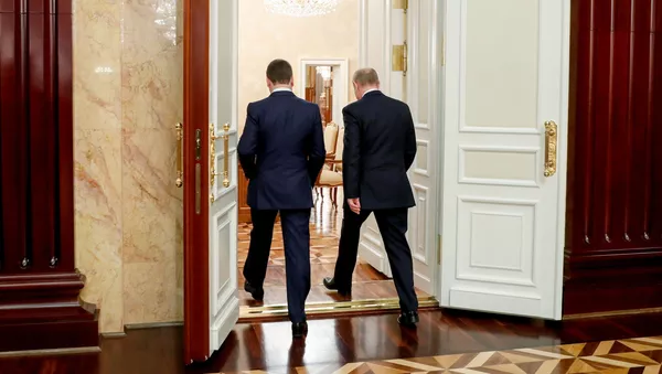 Президент России Владимир Путин и председатель правительства Дмитрий Медведев перед встречей с членами правительства после отставки (15 января 2020). Москвa - Sputnik Армения