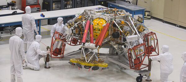 Инженеры и техники НАСА перемещают ступень спуска космического аппарата Mars 2020 во время медиа-тура в Лаборатории реактивного движения НАСА (27 декабря 2019 ). Пасаденa - Sputnik Արմենիա