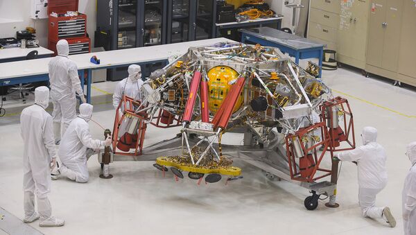 Инженеры и техники НАСА перемещают ступень спуска космического аппарата Mars 2020 во время медиа-тура в Лаборатории реактивного движения НАСА (27 декабря 2019 ). Пасаденa - Sputnik Արմենիա