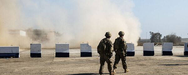 Американские солдаты наблюдают за вертолетом C-47 Chinook к югу от Мосула (22 февраля 2017). Деревня Орейдж, Ирак - Sputnik Армения