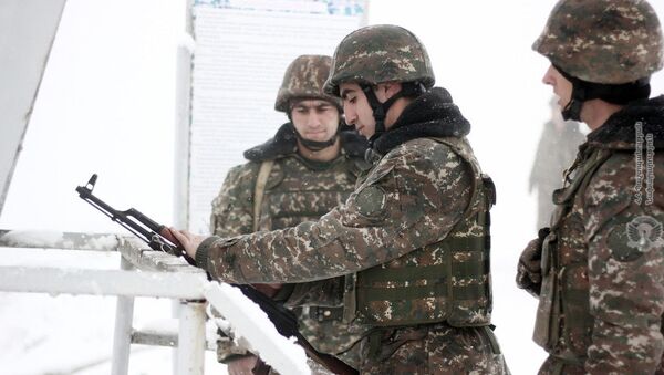 Армянские военнослужащие на практических занятиях по стрельбе - Sputnik Армения