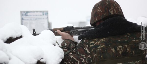 Армянские военнослужащие на практических занятиях по стрельбе - Sputnik Армения