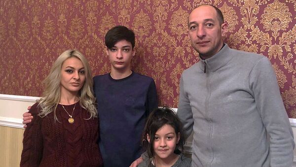 Бывший нападающий ФК Ширак Андраник Барикян с семьей - Sputnik Армения