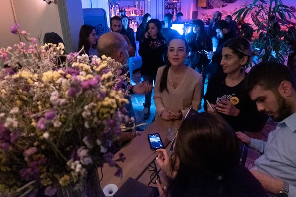 Она любит латте с пенкой: как главная по авиации в Армении вживалась в роль официантки - Sputnik Армения