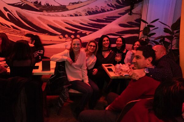 Она любит латте с пенкой: как главная по авиации в Армении вживалась в роль официантки - Sputnik Армения