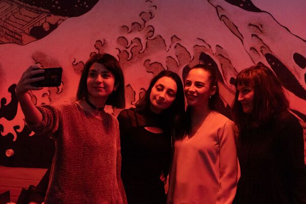 Она любит латте с пенкой: как главная по авиации в Армении вживалась в роль официантки - Sputnik Армения