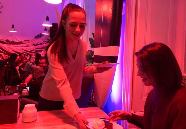 Она любит латте с пенкой: как главная по авиации в Армении вживалась в роль официантки - Sputnik Армения