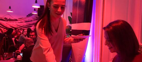 Глава Комитета гражданской авиации Татевик Ревазян 3 часа поработала официанткой в клубе ROOMZ с благотворительной целью (16 января 2020). Еревaн - Sputnik Արմենիա