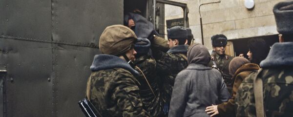 Военнослужащие подразделения внутренних войск МВД СССР сопровождают армянских беженцев в морской порт для эвакуации их на пароме Баку — Красноводск (январь 1990г). Азербайджанская ССР - Sputnik Արմենիա