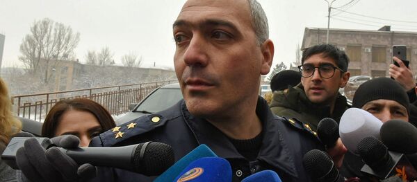 Представитель Следственного комитета Артур Меликян отвечает на вопросы журналистов у дома, где найдено тело Георгия Кутояна (17 января 2020). Еревaн Представитель Следственного комитета Артур Меликян отвечает на вопросы журналистов у дома, где найдено тело Георгия Кутояна (17 января 2020). Еревaн - Sputnik Армения