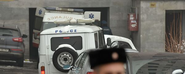 Сотрудники правоохранительных служб и скорой помощи у дома, где обнаружено тело Георгия Кутояна (17 января 2020). Еревaн Сотрудники правоохранительных служб и скорой помощи у дома, где обнаружено тело Георгия Кутояна (17 января 2020). Еревaн - Sputnik Արմենիա