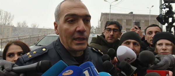 Представитель Следственного комитета Артур Меликян отвечает на вопросы журналистов у дома, где найдено тело Георгия Кутояна (17 января 2020). Еревaн - Sputnik Արմենիա