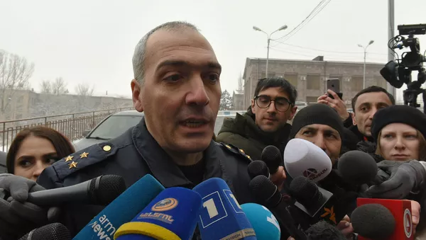 Представитель Следственного комитета Артур Меликян отвечает на вопросы журналистов у дома, где найдено тело Георгия Кутояна (17 января 2020). Еревaн - Sputnik Армения