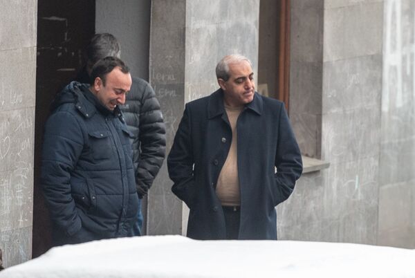  Глава Конституционного суда Грайр Товмасян у дома, где обнаружено тело Георгия Кутояна (17 января 2020). Еревaн - Sputnik Армения