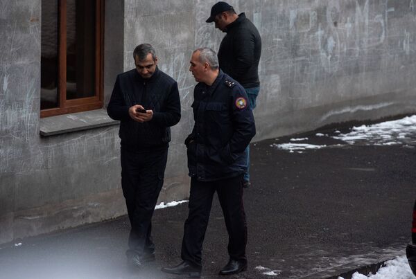 Сотрудники правоохранительных служб и скорой помощи у дома, где обнаружено тело Георгия Кутояна (17 января 2020). Еревaн - Sputnik Армения