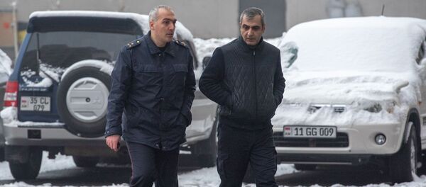 Сотрудники правоохранительных служб и скорой помощи у дома, где обнаружено тело Георгия Кутояна (17 января 2020). Еревaн Сотрудники правоохранительных служб и скорой помощи у дома, где обнаружено тело Георгия Кутояна (17 января 2020). Еревaн - Sputnik Արմենիա