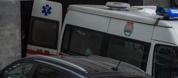 Машина скорой помощи у дома, где обнаружено тело Георгия Кутояна (17 января 2020). Еревaн - Sputnik Արմենիա