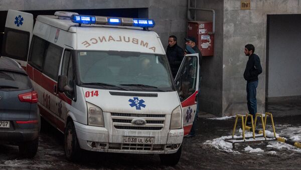 Машина скорой помощи у дома, где обнаружено тело Георгия Кутояна (17 января 2020). Еревaн - Sputnik Армения