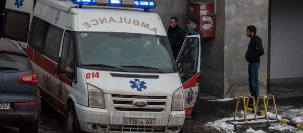 Машина скорой помощи у дома, где обнаружено тело Георгия Кутояна (17 января 2020). Еревaн Машина скорой помощи у дома, где обнаружено тело Георгия Кутояна (17 января 2020). Еревaн - Sputnik Արմենիա