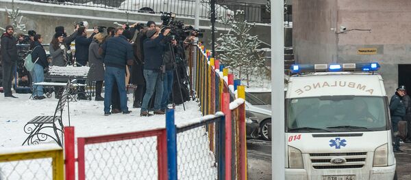 Журналисты освещают события со двора дома, где было найдено тело Георгия Кутояна (17 января 2020). Еревaн - Sputnik Արմենիա
