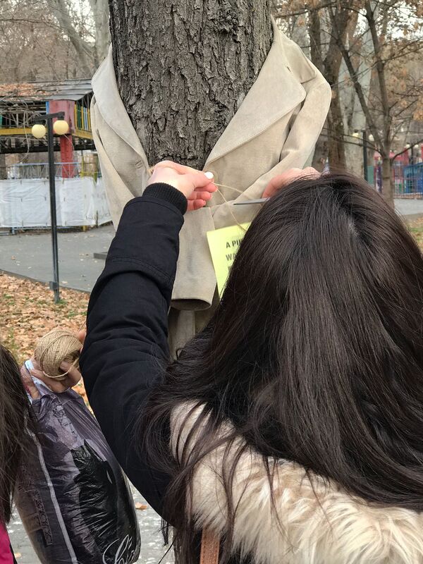 Մի կտոր ջերմություն` «նորաձև» ծառերից. բարեգործական ակցիան տաքացրել է տասնյակ մարդկանց Մի կտոր ջերմություն` «նորաձև» ծառերից. բարեգործական ակցիան տաքացրել է տասնյակ մարդկանց - Sputnik Արմենիա