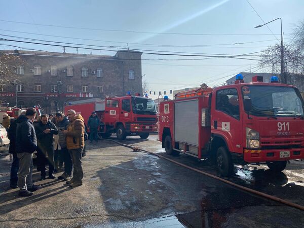 Հրդեհ Երևանի մամուլի շենքում. ներսում գտնվողներին տարհանել են. լուսանկարներ - Sputnik Արմենիա