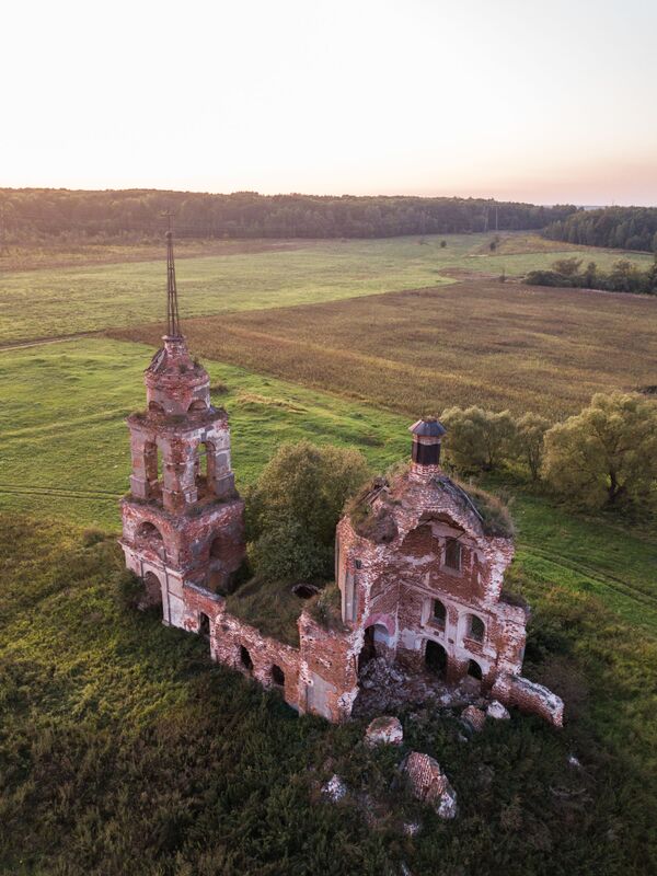 Заброшенная церковь в Орловской области - Sputnik Армения
