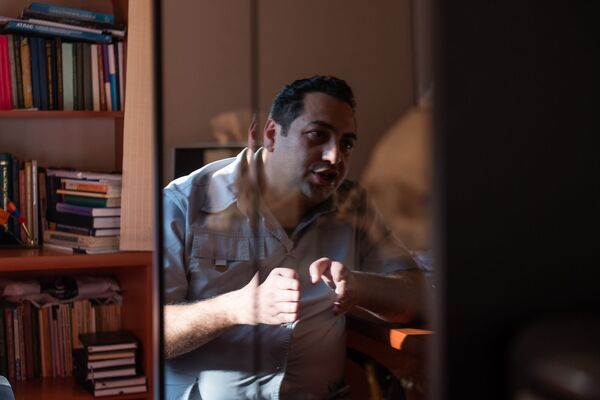 Հայ անվանի բժիշկը թեթևացնում է մարդկանց կյանքը. մի քանիսի փոխարեն` մեկ վիրահատություն Հայ անվանի բժիշկը թեթևացնում է մարդկանց կյանքը. մի քանիսի փոխարեն` մեկ վիրահատություն - Sputnik Արմենիա