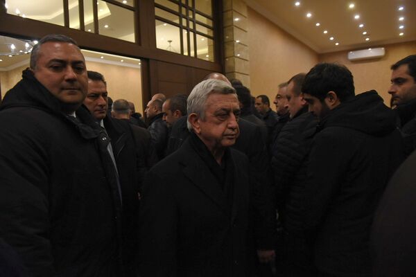 Գեորգի Կուտոյանի հոգեհանգիստն է. Սերժ Սարգսյանը մասնակցում է արարողությանը. լուսանկարներ Գեորգի Կուտոյանի հոգեհանգիստն է. Սերժ Սարգսյանը մասնակցում է արարողությանը. լուսանկարներ - Sputnik Արմենիա