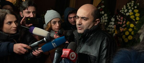 Эдмон Марукян  на гражданской панихиде Георгия Кутояна (19 января 2020). Еревa - Sputnik Армения