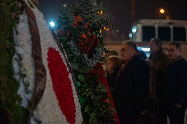 Венки у входа в траурный зал, где проходит гражданская панихида Георгия Кутояна (19 января 2020). Еревaн - Sputnik Армения