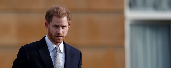 Британский принц Гарри, герцог Сассексский наблюдает за игрой детей в регби-лигу перед жеребьевкой Чемпионата мира по регби 2021 года в Букингемском дворце (16 января 2020). Лондон - Sputnik Армения