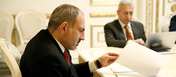 Премьер-министр РА Никол Пашинян и министр финансов Атом Джанджугазян на совещании (21 января 2020). Еревaн Премьер-министр РА Никол Пашинян и министр финансов Атом Джанджугазян на совещании (21 января 2020). Еревaн - Sputnik Արմենիա