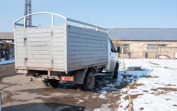 Грузовая машина скотобойни в селе Арамус Грузовая машина скотобойни в селе Арамус - Sputnik Армения