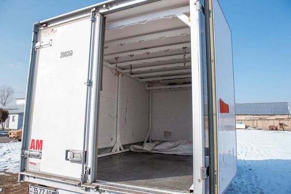 Грузовая машина скотобойни в селе Арамус - Sputnik Армения