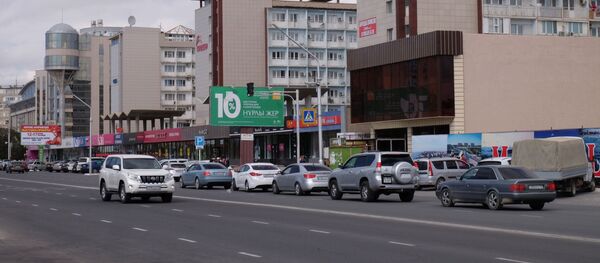 Автомобильное движение на центральной улице в Актау. - Sputnik Армения
