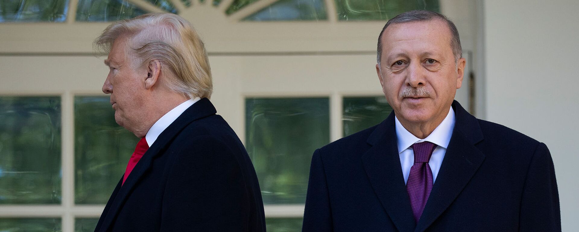 Президенты США Дональд Трамп уходит в Овальный кабинет после церемонии фотографирования с президентом Турции Реджепом Тайипом Эрдоганом (13 ноября 2019). Вашингтон - Sputnik Армения, 1920, 26.01.2021