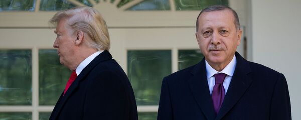 Президенты США Дональд Трамп уходит в Овальный кабинет после церемонии фотографирования с президентом Турции Реджепом Тайипом Эрдоганом (13 ноября 2019). Вашингтон Президенты США Дональд Трамп уходит в Овальный кабинет после церемонии фотографирования с президентом Турции Реджепом Тайипом Эрдоганом (13 ноября 2019). Вашингтон - Sputnik Армения